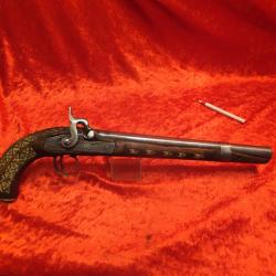 Grand Pistolet avec incrustations et gravure. Il fonctionne le chien croche