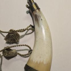 Poire à poudre en corne bec