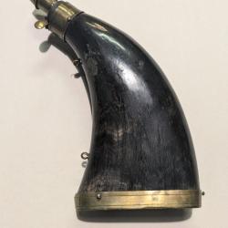 Poire à poudre en corne bec verseur doseur