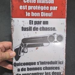 PLAQUE DECORATIVE VINTAGE VIEILLIE PROTECTION DE LA MAISON PAR DIEU ET UN FUSIL DE CHASSE