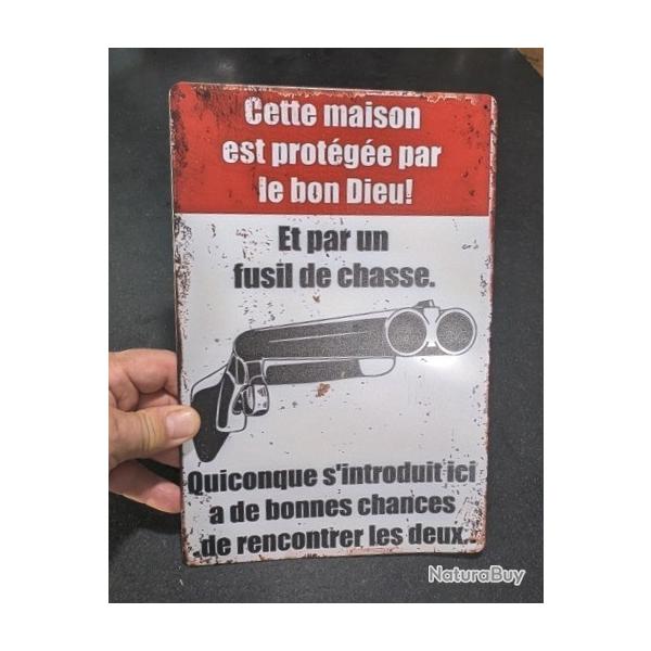 PLAQUE DECORATIVE VINTAGE VIEILLIE PROTECTION DE LA MAISON PAR DIEU ET UN FUSIL DE CHASSE