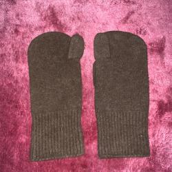 Paire de gants de laine US . Trouves a Walbourg , Alsace .