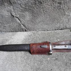 baionnette avec fourreau et cuir a identifier