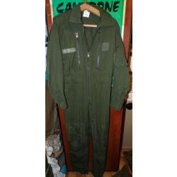 COMBINAISON DE L'ARMEE DE L'AIR FRANCAISE ,  TAILLE 96 L  LONGUEUR TOTALE 160 CM LARGEUR AUX AISSELL