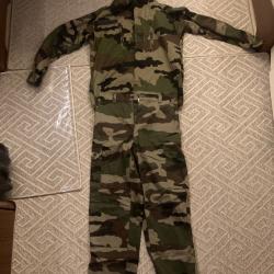 Veste taille 96m avec pantalon 42   84 couleur militaire, en super état comme neuve