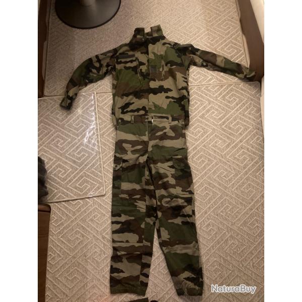 Veste taille 96m avec pantalon 42   84 couleur militaire, en super tat comme neuve