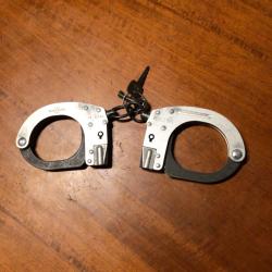 Paire de menottes manurhin