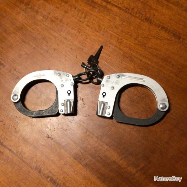 Paire de menottes manurhin