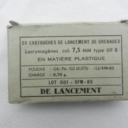 boite en carton  vide pour cartouches de grenades lacrymogènes cal.7,5 type 69 B.