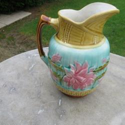 Ancien pichet en barbotine, modèle Narcisses - Mouzin-Lecat H22Cm - Belgique (Vers 1870)