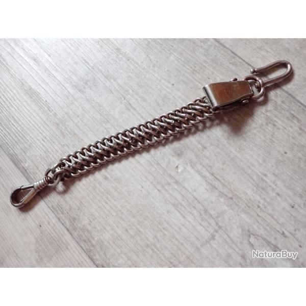 Blire rglementaire en mtal pour le port du sabre suisse.