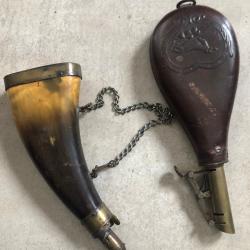 LOT DE POIRE A POUDRE ET A PLOMB UNE DE CHAQUE