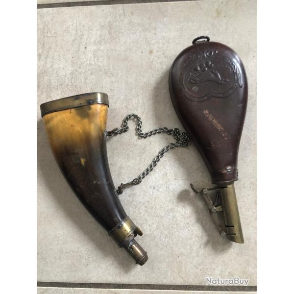 LOT DE POIRE A POUDRE ET A PLOMB UNE DE CHAQUE