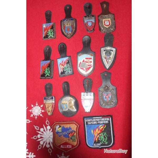 Lot 12 insignes de Sapeurs Pompiers  et 2 cussons