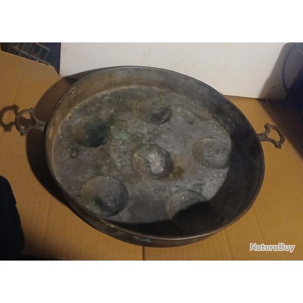 ANCIEN PLAT  EN CUIVRE  CUIRE OEUFS, MOULE,GTEAUX, ESCARGOTS,PATATES....