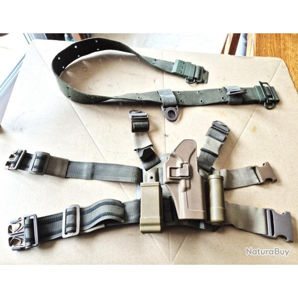 Holster de cuisse type Beretta avec porte chargeur et porte lampe.