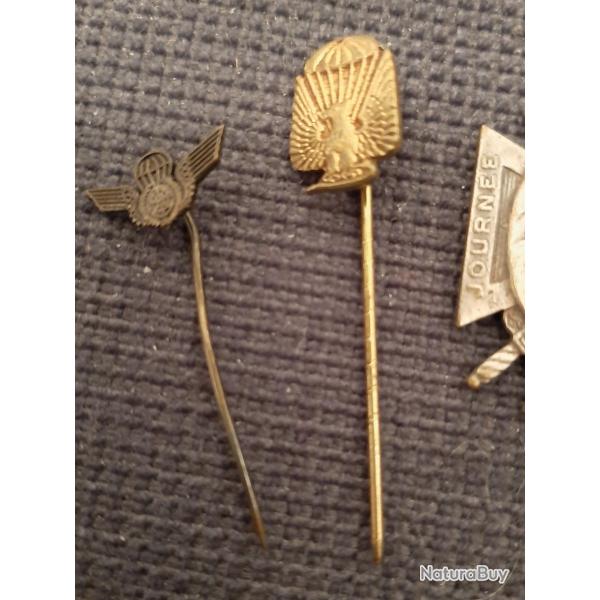 Deux minuscules insignes pinglettes parachutistes troupes aroportes anciennes