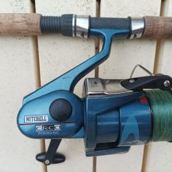 Lot A de 5 cannes à pêche et moulinets garnis