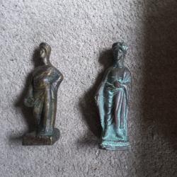 2 statuettes tanagra   +  poupée en vitrine