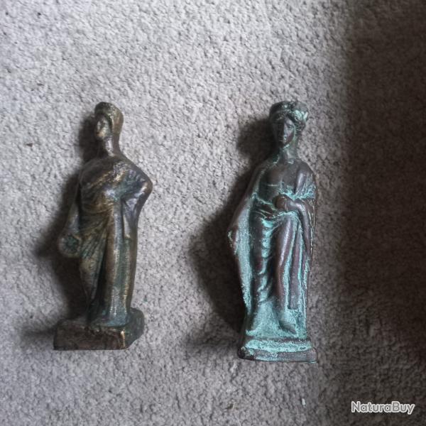 2 statuettes tanagra   +  poupe en vitrine