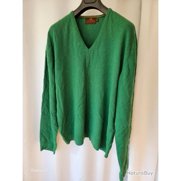 Pull  col en V de marque Laksen en laine,  vert