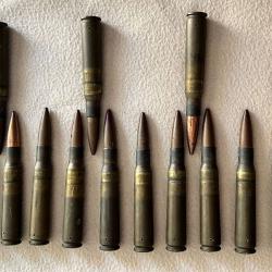 20 cartouches de mitrailleuse 12.7 (percutées, percées = inertes)