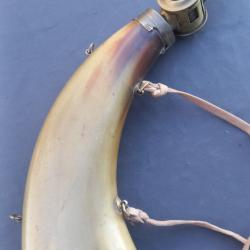 Poire à poudre en corne