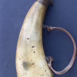 Petite poire à poudre ( ou à  plombs ) en corne