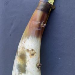 Petite poire à poudre ( ou à plombs ) en corne , incomplète