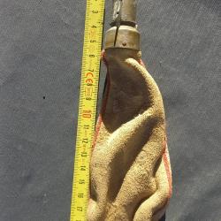 Petite poire à plombs en peau