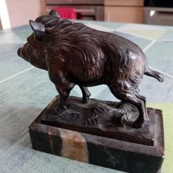 Deux presse livre et petite sanglier sur support marbre.