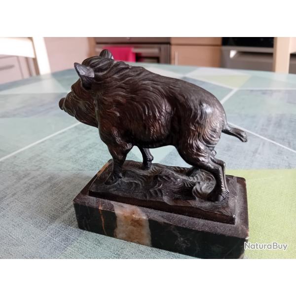 Deux presse livre et petite sanglier sur support marbre.