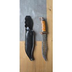 Couteau de chasse Bowie à tête de loup.
