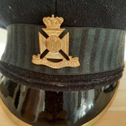 Casquette militaire britannique à déterminer. Belle présentation. Avec insigne.