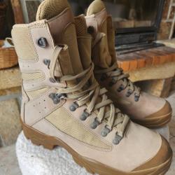 Chaussure de combat zone chaude taille 43.