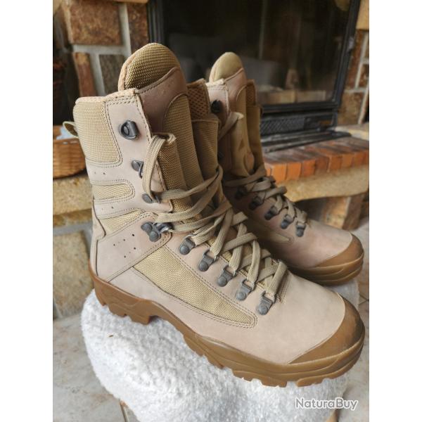 Chaussure de combat zone chaude taille 43.