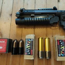 Lance-grenades airsoft et lot de 4 grenades 40 mm