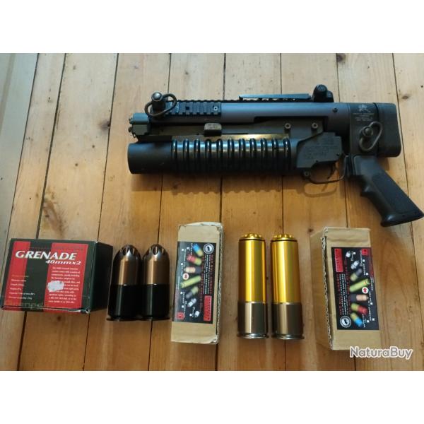 Lance-grenades airsoft et lot de 4 grenades 40 mm