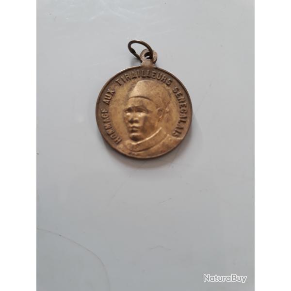 rare medaille hommage aux tirailleur senegalais et ancre marine  collection militaria WW I WW II