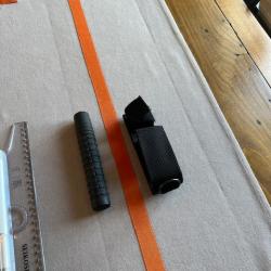 Petite matraque télescopique de couleur noire