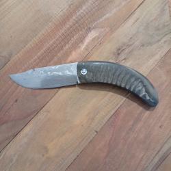 Couteau pliant deux clous forgé en acier damas et bélier