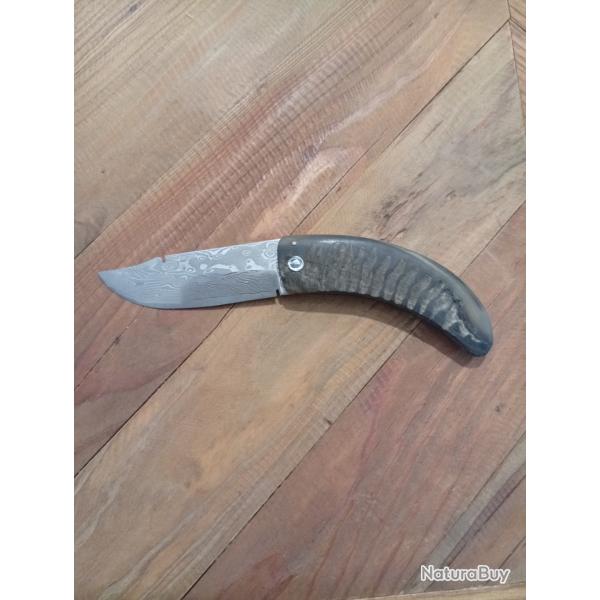Couteau pliant deux clous forg en acier damas et blier