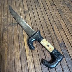 POIGNARD TRIBAL PLAQUETTES EN OS GARDE ZOOMORPHES