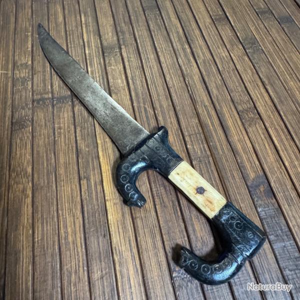 POIGNARD TRIBAL PLAQUETTES EN OS GARDE ZOOMORPHES