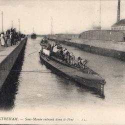 CPA - Marine de Guerre -  OUISTREHAM-Sous - Marin  entrant dans le Port N°4210