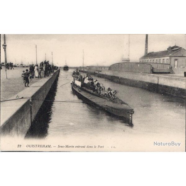 CPA - Marine de Guerre -  OUISTREHAM-Sous - Marin  entrant dans le Port N4210