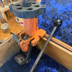 Pressé de rechargement multi station (6 emplacements) LYMAN. Avec Boite de 3 outils RCBS.