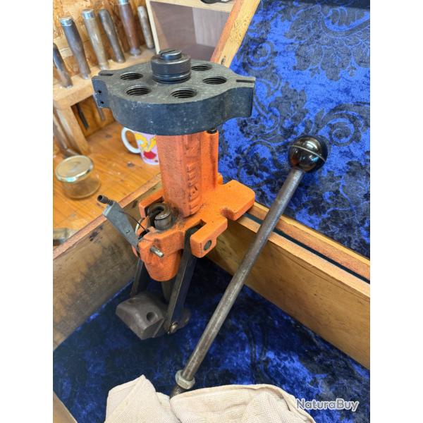 Press de rechargement multi station (6 emplacements) LYMAN. Avec Boite de 3 outils RCBS.