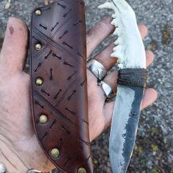 couteau droit lame forgée dans du 51 60 manche en machoire de coyote