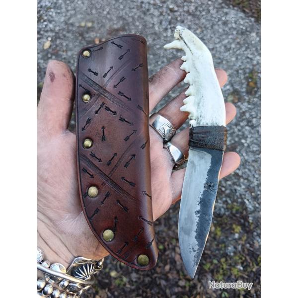 couteau droit lame forge dans du 51 60 manche en machoire de coyote